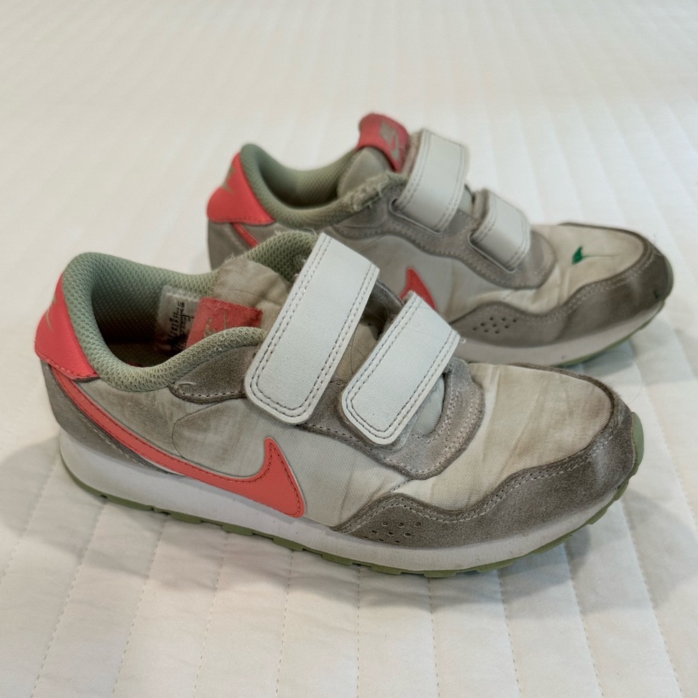 Worn & Loved Girls Nikes 🌸